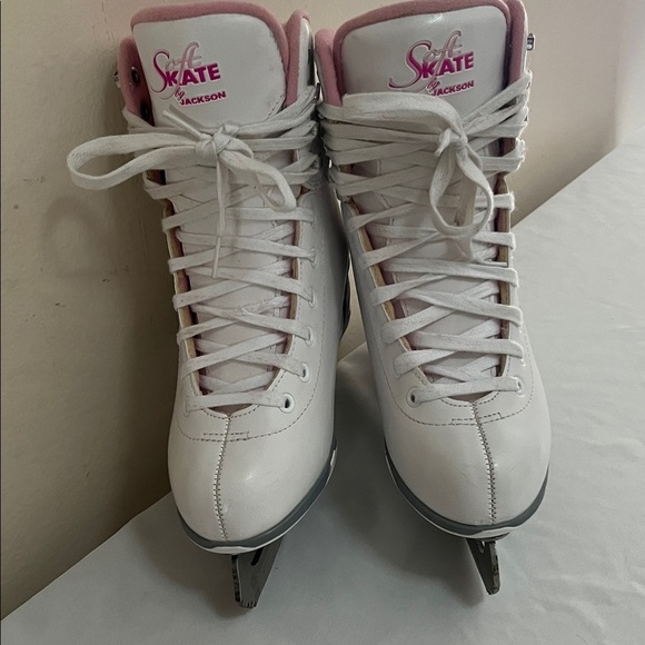 JACKSON Shoes - Jackson Ultima Girls' SoftSkate 181 Recreational Ice Skates Size 5 With Shields